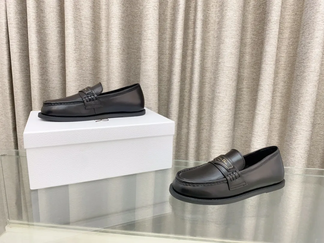 👟👟Ex-factory price 660👟👟 25Ss new Dior Boy loafers This Dior Boy loafer is a new product in the 2024 winter ready-to-wear series. It incorporates Dior's extraordinary craftsmanship and reinterprets the classic loafer design. Crafted from materials including suede and lambskin, it's enhanced with an integrated white fur lining and features a gold-tone Christian Dior Paris signature on the front leather tab. Paired with rubber soles, soft and comfortable. Upper: cowhide, inner padding: comfortable sheepskin, sole: rubber sole, size: 35-39 (40 customized, non-refundable)